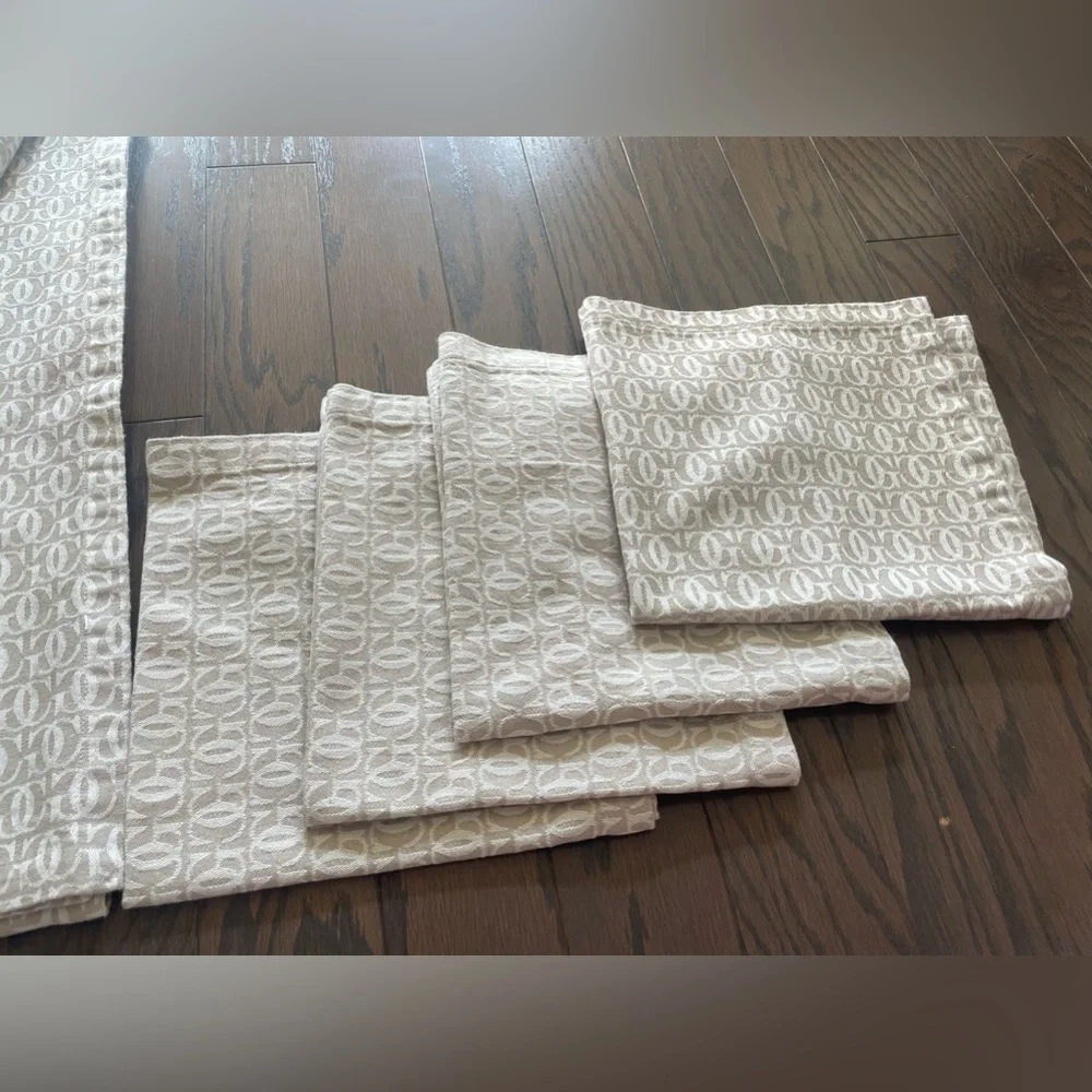 WILLIAMS SONOMA Grande Cuisine Monogram Jacquard Table Runner Plus 4 Nap…